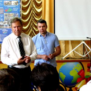 Михаил Кузьмин совместно с Андреем Юндиным посетили трудовые коллективы села Донского Труновского района
