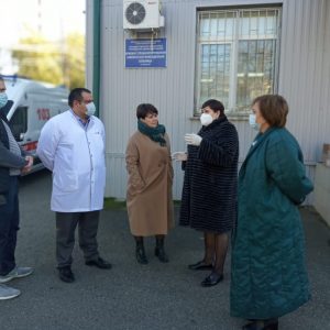 Валентина Муравьева встретилась с сотрудниками краевой клинической инфекционной больницы
