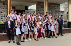 Игорь Николаев поздравил выпускников с окончанием школы