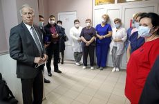 Председатель краевой Думы Николай Великдань передал продуктовые наборы медикам в Труновском районе