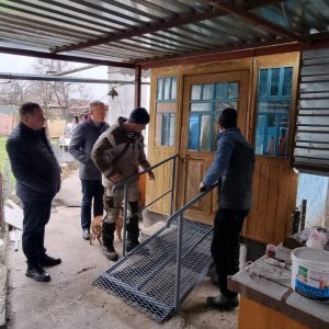 Активисты «Единой России» установили пандус жителю Ставропольского края