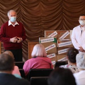 Председатель краевой Думы передал продуктовые наборы медикам Ипатовской районной больницы