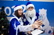 Волонтеры в костюмах Деда Мороза и Снегурочки поздравили юных ставропольцев
