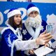 Волонтеры в костюмах Деда Мороза и Снегурочки поздравили юных ставропольцев