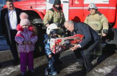 Председатель Думы Николай Великдань передал подарки участникам акции «Ёлка желаний»