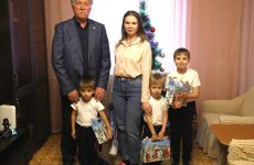 Николай Великдань передал новогодние подарки многодетным семьям  Труновского округа   