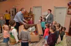 К новогодним праздникам дети получили подарки от депутатов краевой Думы