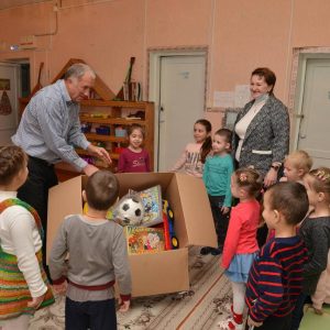 К новогодним праздникам дети получили подарки от депутатов краевой Думы