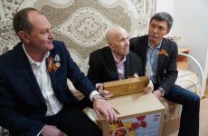 Дмитрий Судавцов и Игорь Фаталиев поздравили ветерана ВОВ с наступающим Днем Победы