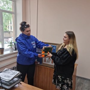 Партийцы Степновского округа собрали книги для детей Донбасса
