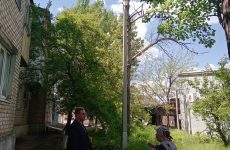 В Буденновске заявители попросили депутата установить ограду на детской площадке   