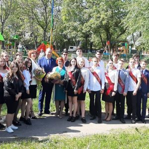 Игорь Николаев поздравил одиннадцатиклассников с праздником Последнего звонка