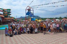Игорь Николаев открыл благотворительной акцией новый купальный сезон в аквапарке