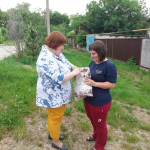 Любовь Хенкина оказала адресную помощь жителям Андроповского округа