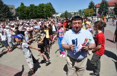 Благодаря краевому депутату в Михайловские раздали 1,5 тысячи мороженого