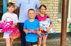 Активисты подарили роликовые коньки и игрушки детям из ПВР