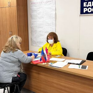 В Георгиевской местной общественной приемной сегодня провела прием граждан по личным вопросам депутат краевой Думы Лариса Фенева
