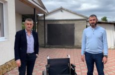 Депутат Думы города Ессентуки Федор Афанасов помог приобрести инвалидное кресло.