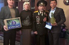 Дмитрий Судавцов и Игорь Фаталиев поздравили ветерана ВОВ и детей мобилизованных с наступающим Новым годом