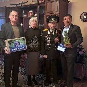 Дмитрий Судавцов и Игорь Фаталиев поздравили ветерана ВОВ и детей мобилизованных с наступающим Новым годом