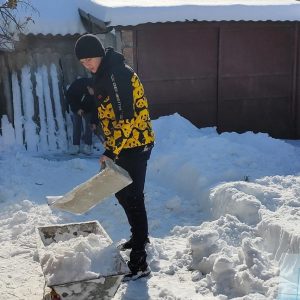 На Ставрополье активисты партии помогают жителям справиться со снегопадом