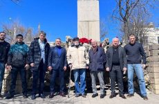 Специалисты ставропольского Центра «Единые» возложили цветы к памятнику основоположника осетинского литературного языка Коста Хетагурову