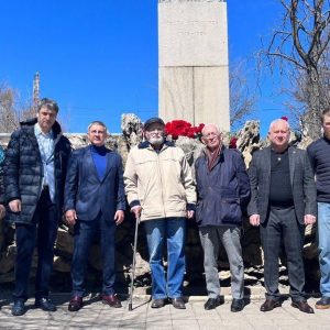 Специалисты ставропольского Центра «Единые» возложили цветы к памятнику основоположника осетинского литературного языка Коста Хетагурову