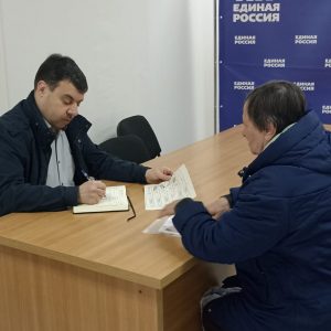 В Георгиевске местный депутат выслушал вопросы заявителей