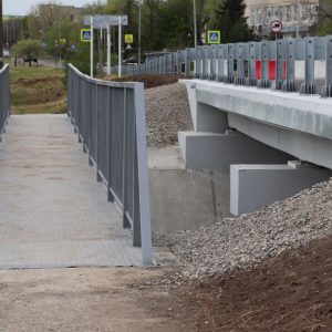 Установили новый мост через реку в с. Новоселицком