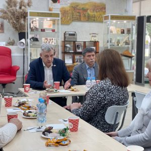 Владимир Иванов и Дмитрий Судавцов обсудили с горожанами развитие Промышленного района