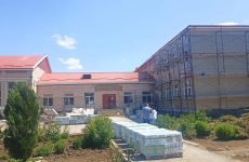 Партийный десант проверил ход ремонта школы в Георгиевского округе