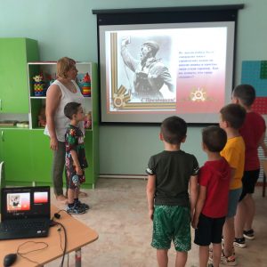 Анатолий Жданов подарил ноутбук детскому саду