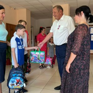 Краевой депутат помог семьям в рамках акции «Собери ребенка в школу»