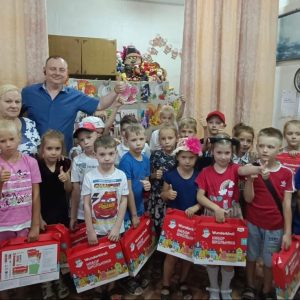 Депутат Думы города Невинномысска Александр Гирин поздравили детей из многодетных семей с Днём знаний