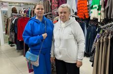 Местный депутат помогла вынужденной переселенке в покупке теплой одежды и обуви