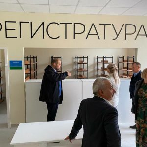 Партийный десант проверил ход строительства поликлиники на территории Курской районной больницы