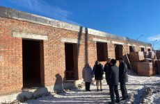 Партийный десант проверил ход строительства Арзгирской поликлиники