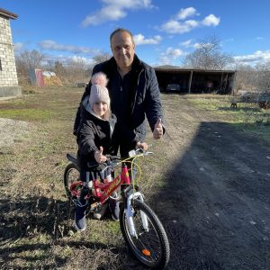 Депутат ЕР подарил велосипед семилетней девочке