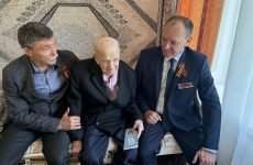 Руководитель региональной приемной партии ЕР вручил подарок ветерану ВОВ