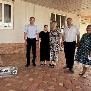 Передали специализированные инвалидные коляски детям