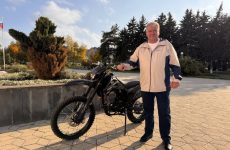 Депутат Думы Ставропольского края Николай Роев передал мотоцикл участникам СВО из Предгорного округа