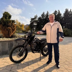Депутат Думы Ставропольского края Николай Роев передал мотоцикл участникам СВО из Предгорного округа