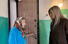 Депутат помог с расчисткой придомовой территории