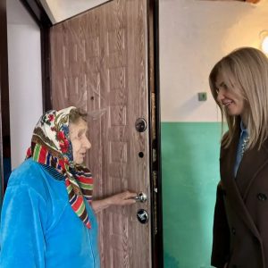 Депутат помог с расчисткой придомовой территории