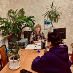 Депутаты продолжают помогать заявителям