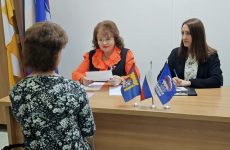 Депутат краевой Думы Лариса Фенева провела личный приём граждан в Георгиевской местной общественной приёмной партии «Единая Россия»