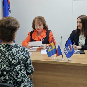 Депутат краевой Думы Лариса Фенева провела личный приём граждан в Георгиевской местной общественной приёмной партии «Единая Россия»