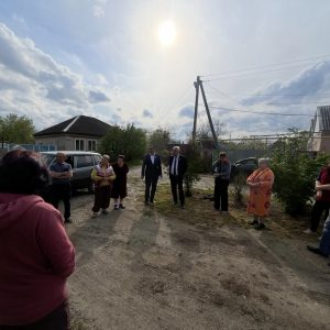 Секретарь Новоселицкого местного отделения партии Николай Брихачев встретился с жителями улицы Титова села Новоселицкого