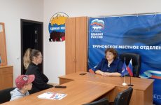 Депутаты Думы Труновского округа помогли решить вопросы материнства и детства на личном приёме