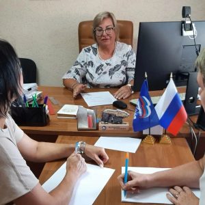 В Кочубеевском округе прошел прием граждан по вопросам трудовых прав: проблемы учителей и состояние дорог взяты в работу